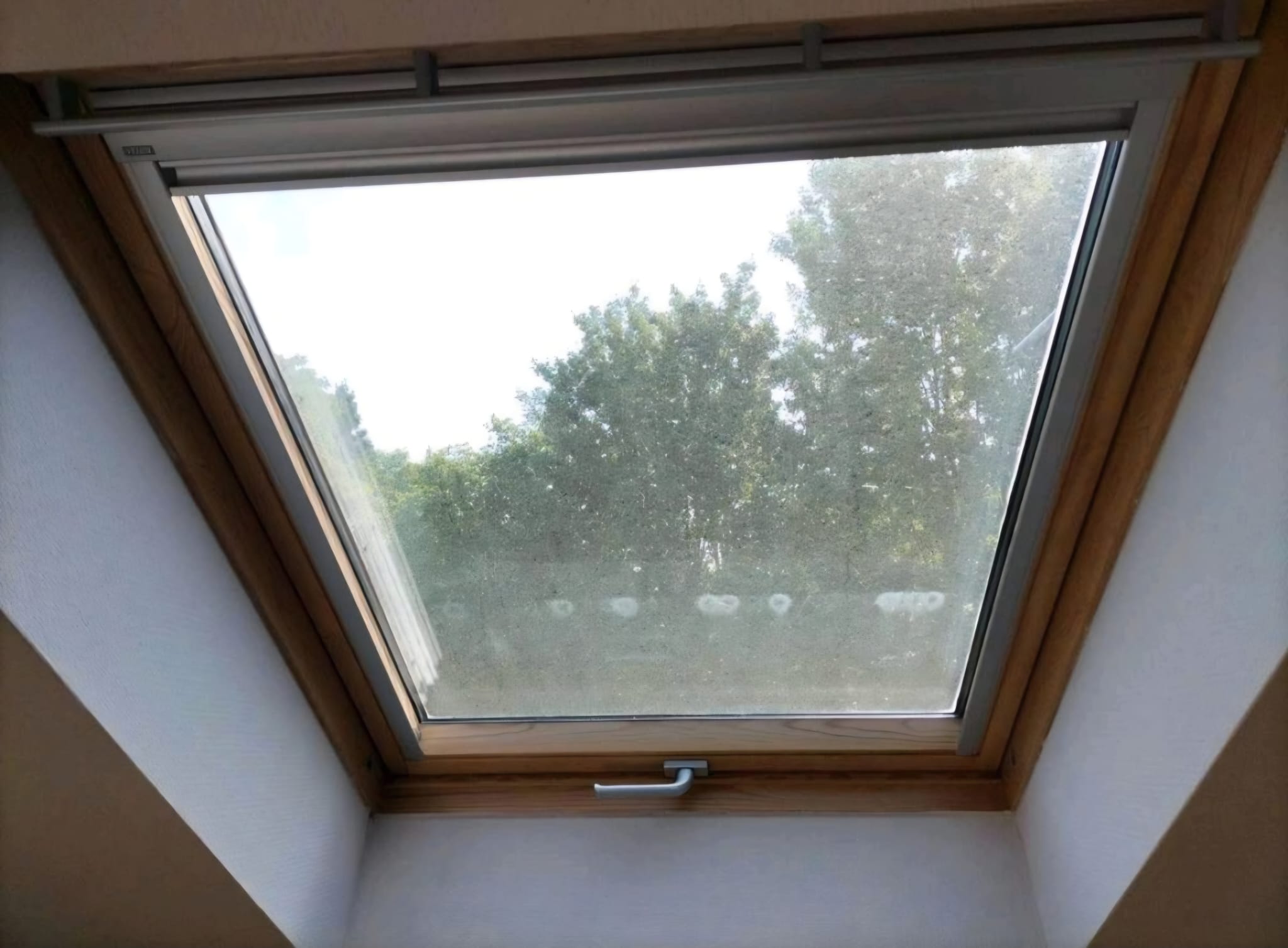 Verschmutztes Dachfenster mit Wasserflecken vor der Reinigung